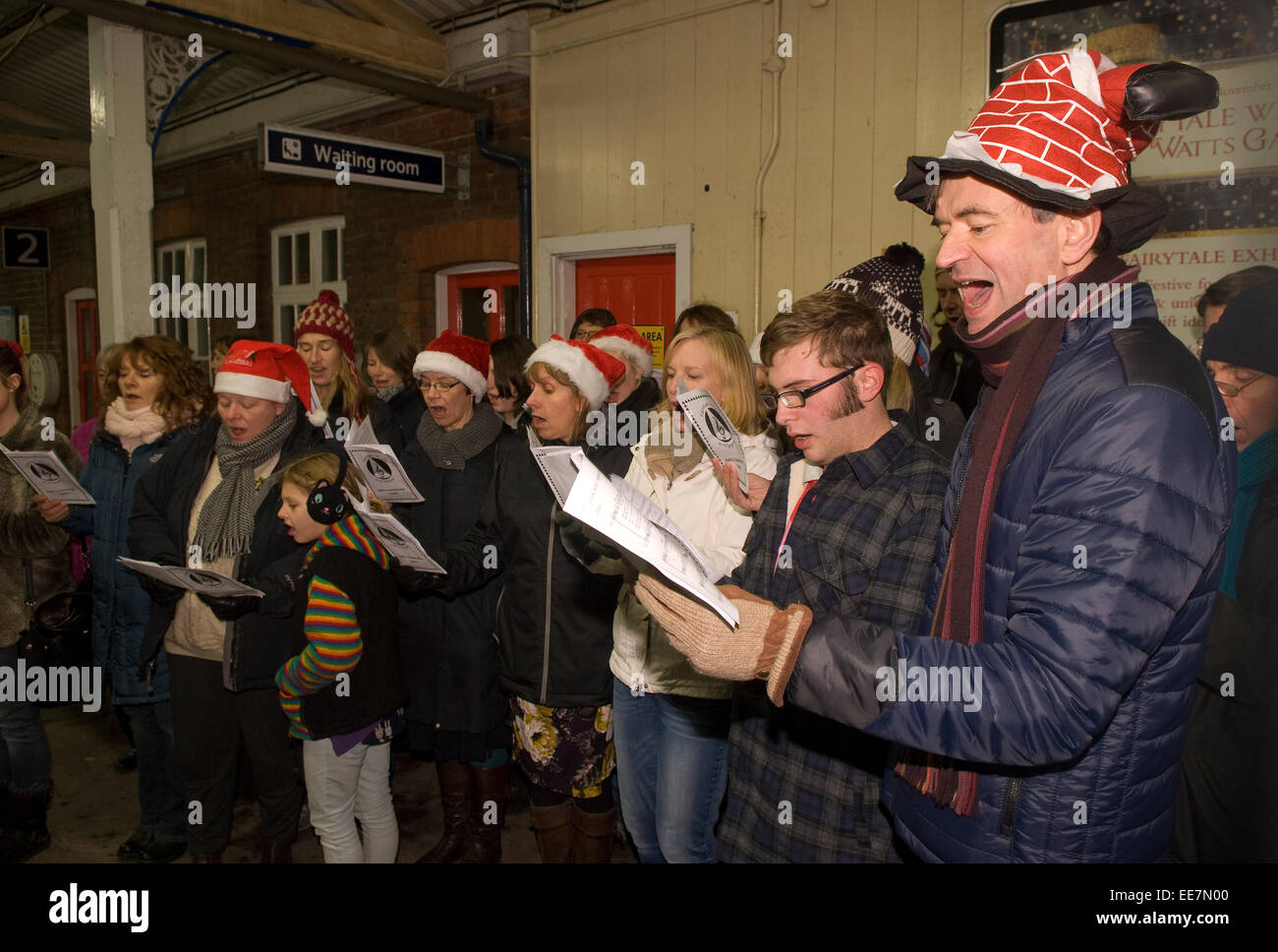 Menschen Lied singen auf der farnham Bahnhof für Marie Curie Krebsnächstenliebe, Farnham, Surrey, Fundraising, UK. Stockfoto