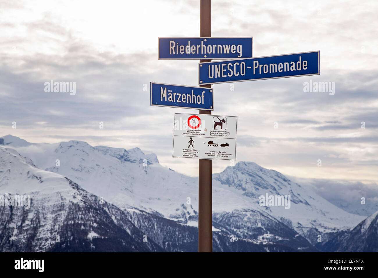 Wegweiser und Warnung unterzeichnen in den Schweizer Alpen in der Nähe von Riederalp, Wallis / Valais, Schweiz Stockfoto