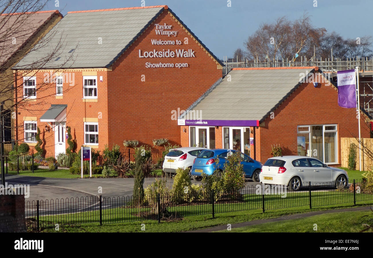 Lochside Spaziergang Taylor Wimpey Neubau Showhome, Brierley Hill, West Midlands, England, UK im Winter Stockfoto