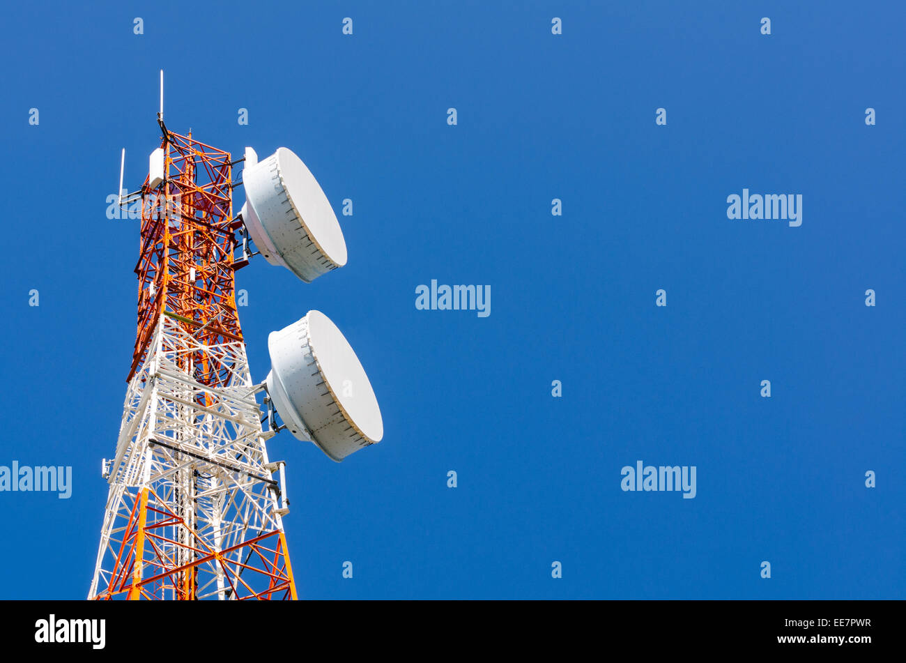 Fernmeldeturm auf blauen Himmel leeren Hintergrund. Verwendet, um Fernsehen und Telefonie Signal übertragen Stockfoto