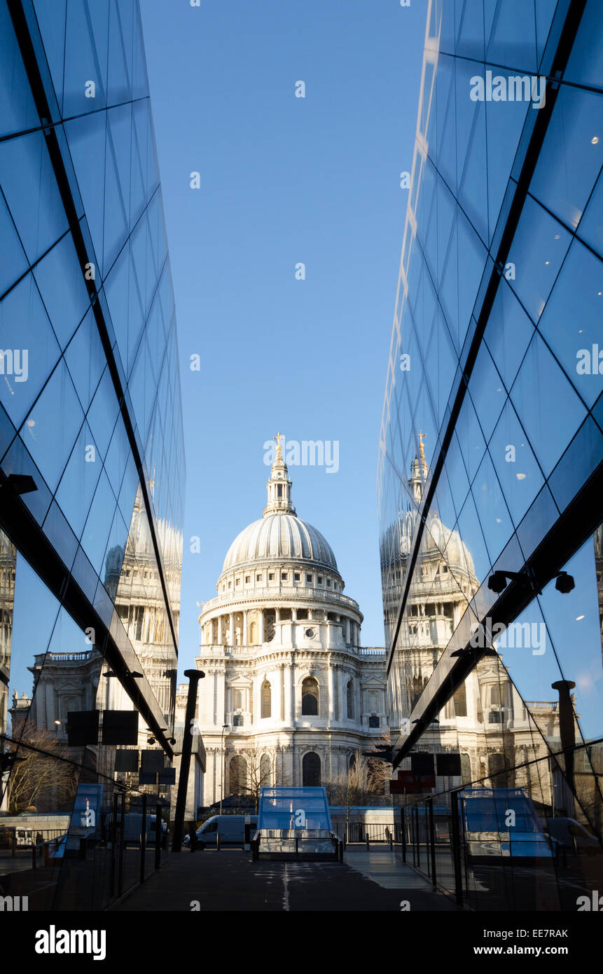Die St Paul's Kathedrale spiegelt sich im Glas von einer Neuen ändern. Stadt von London, Großbritannien Stockfoto