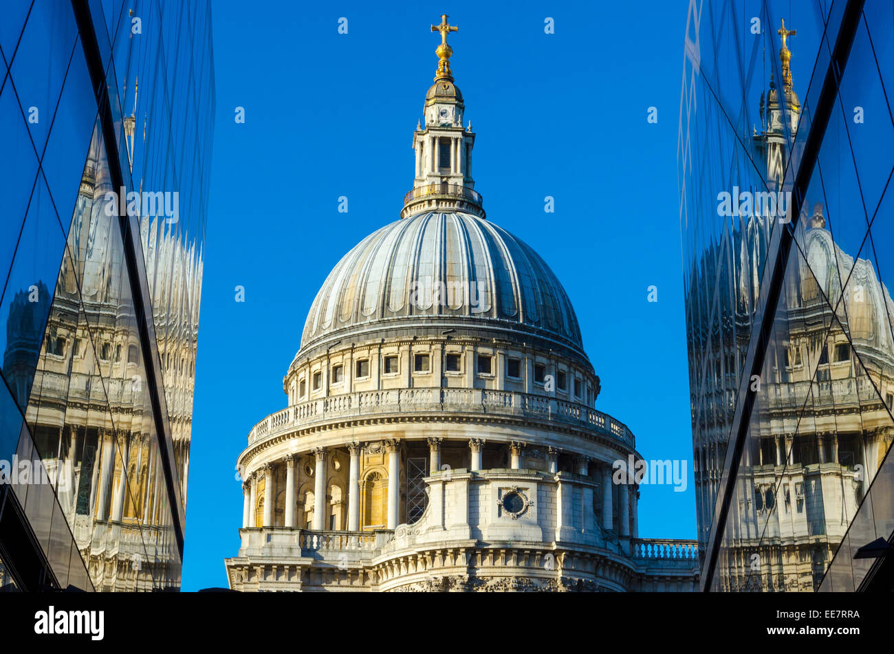Die St Paul's Kathedrale, spiegelt sich in dem Glas von einem neuen Einkaufszentrum. Stadt von London, Großbritannien Stockfoto