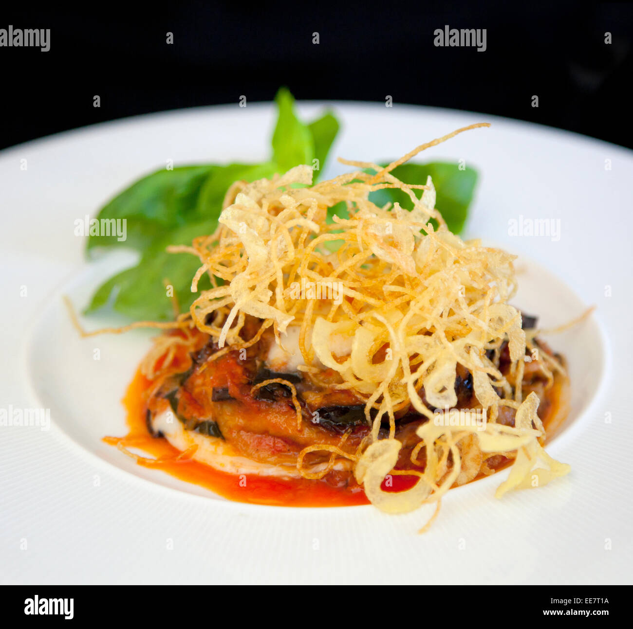 Originalrezept von Parmigiana. Italienischen Speisen mit Auberginen, Tomaten und Käse. Stockfoto