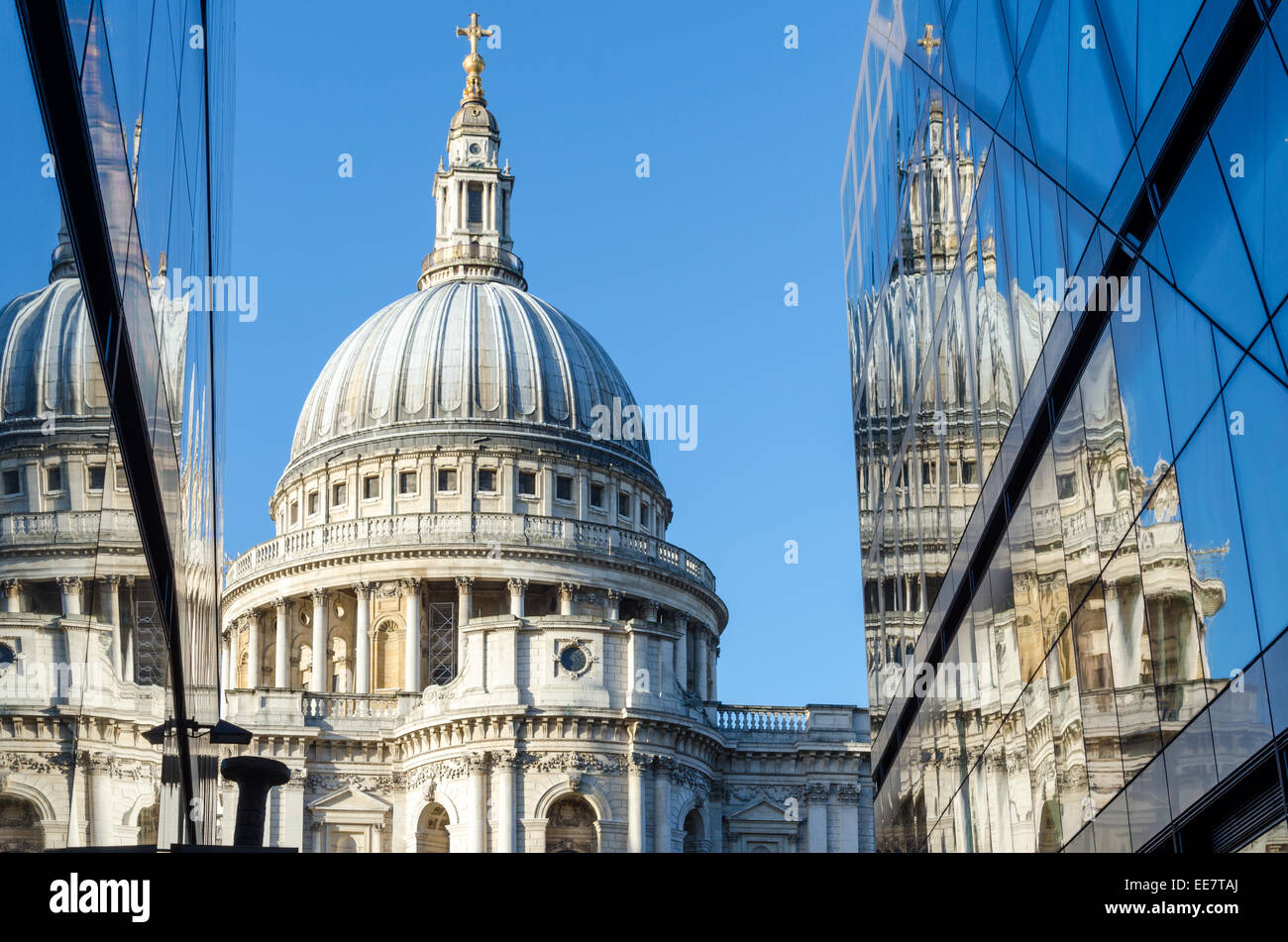 Die St Paul's Kathedrale, spiegelt sich in dem Glas von einem neuen Einkaufszentrum. Stadt von London, Großbritannien Stockfoto