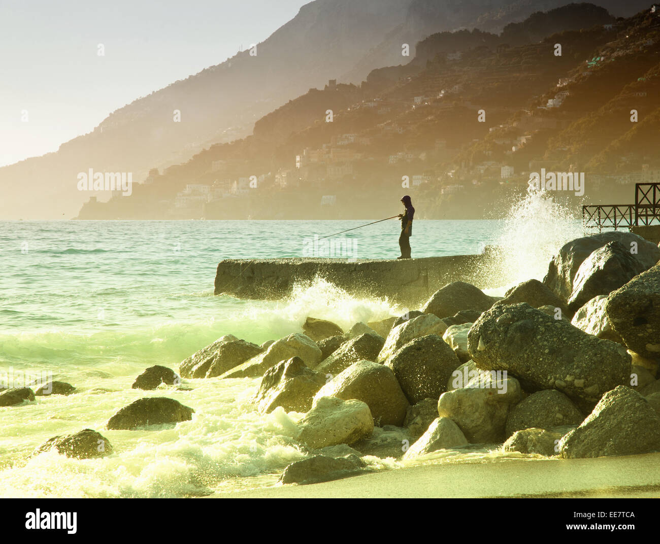 Fischer beim Angeln auf den Felsen von Maiori, Amalfi-Küste. Italien Stockfoto