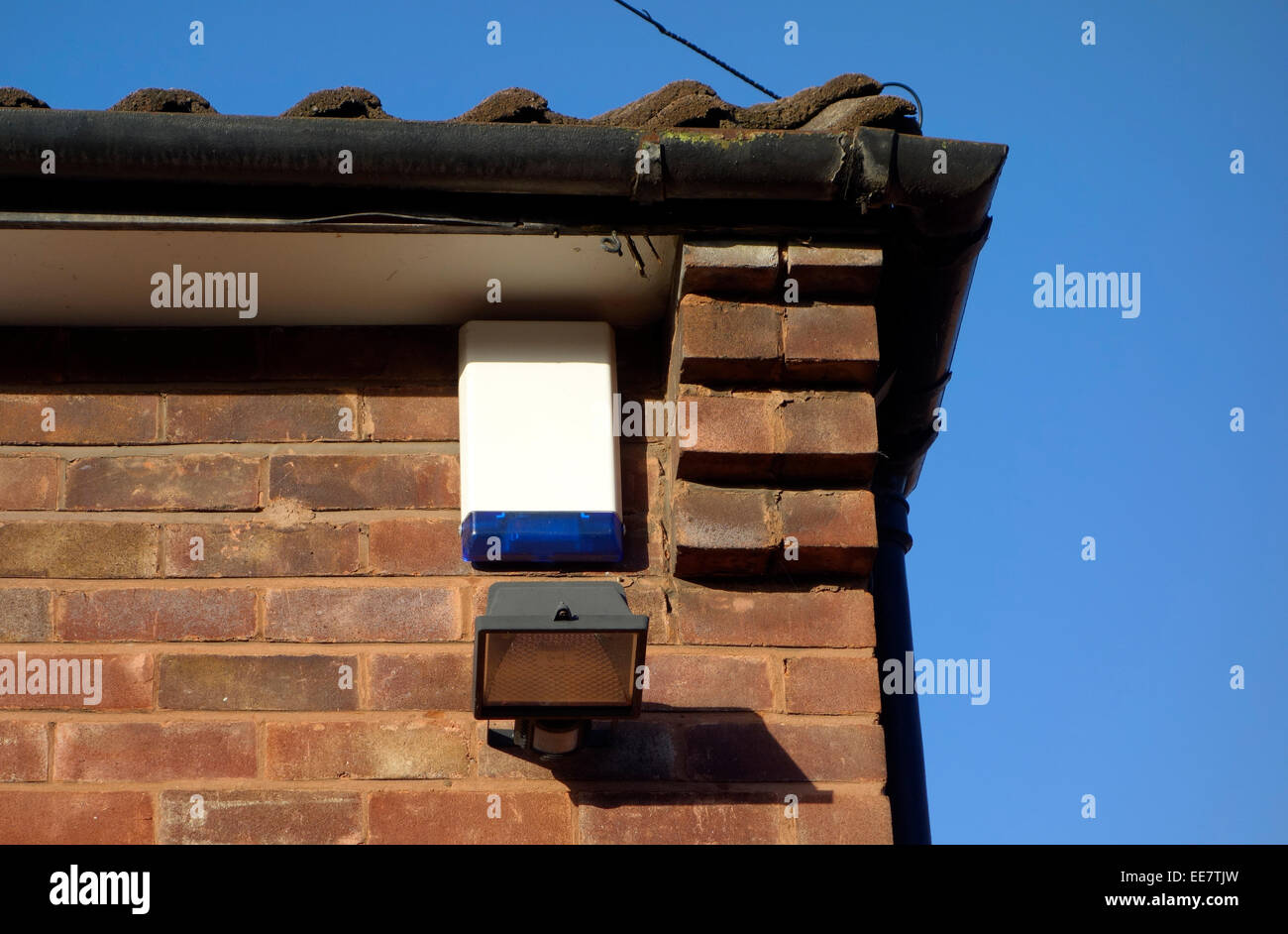 Haus Haus Alarmbox und Sicherheit Halogenbeleuchtung auf eine äußere Wand, UK PROPERTY veröffentlicht Stockfoto