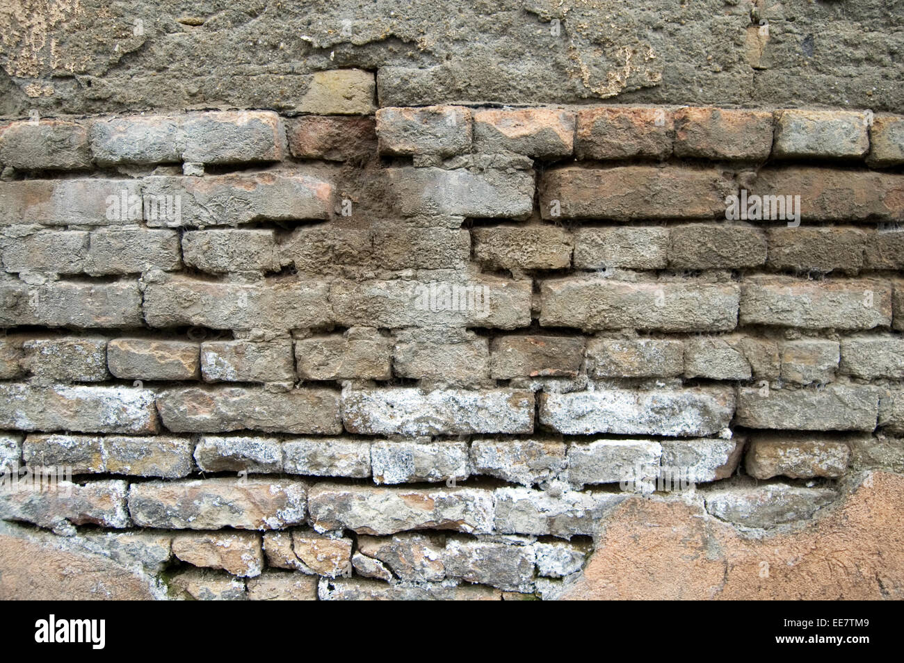 Die alte verfallene Mauer des Hauses, das baufällig ist. Stockfoto