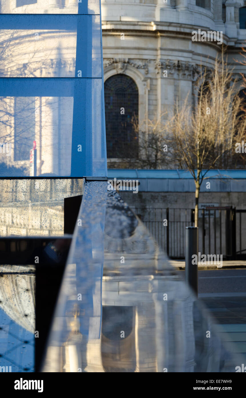 St. Pauls Cathedral spiegelt sich in dem Glas eine neue Änderung Einkaufszentrum. London, UK Stockfoto