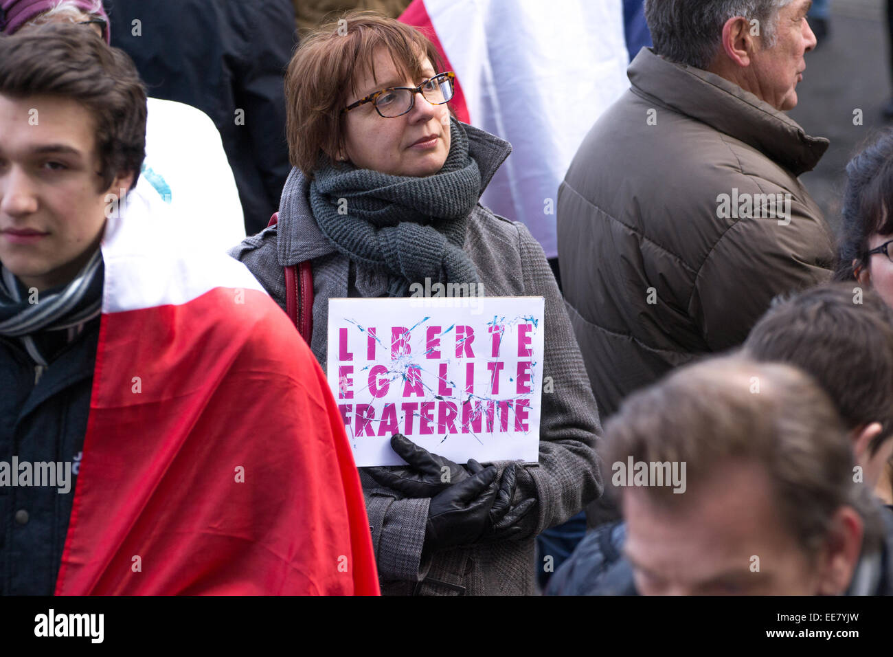 Eine Frau mit einem Slogan, die Werte der französischen Republik: Freiheit, Gleichheit, Brüderlichkeit während sammeln "Je Suis Charlie" Vigil Stockfoto