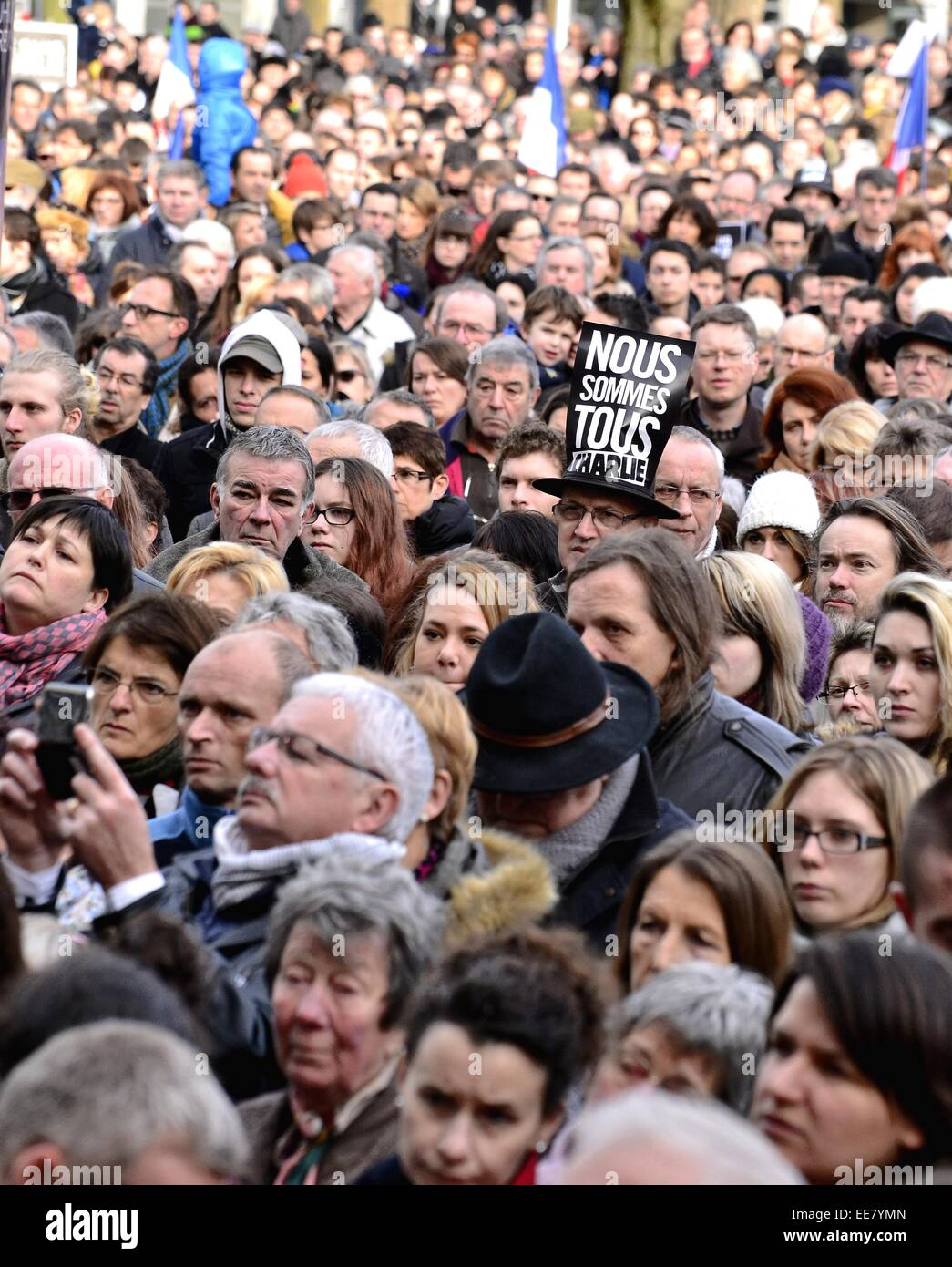 Mayenne trifft in der Je Suis Charlie Mahnwache an Laval Stadt, Jet d ' Eau Square zu Ehren der Opfer der Charlie Hebdo. Stockfoto