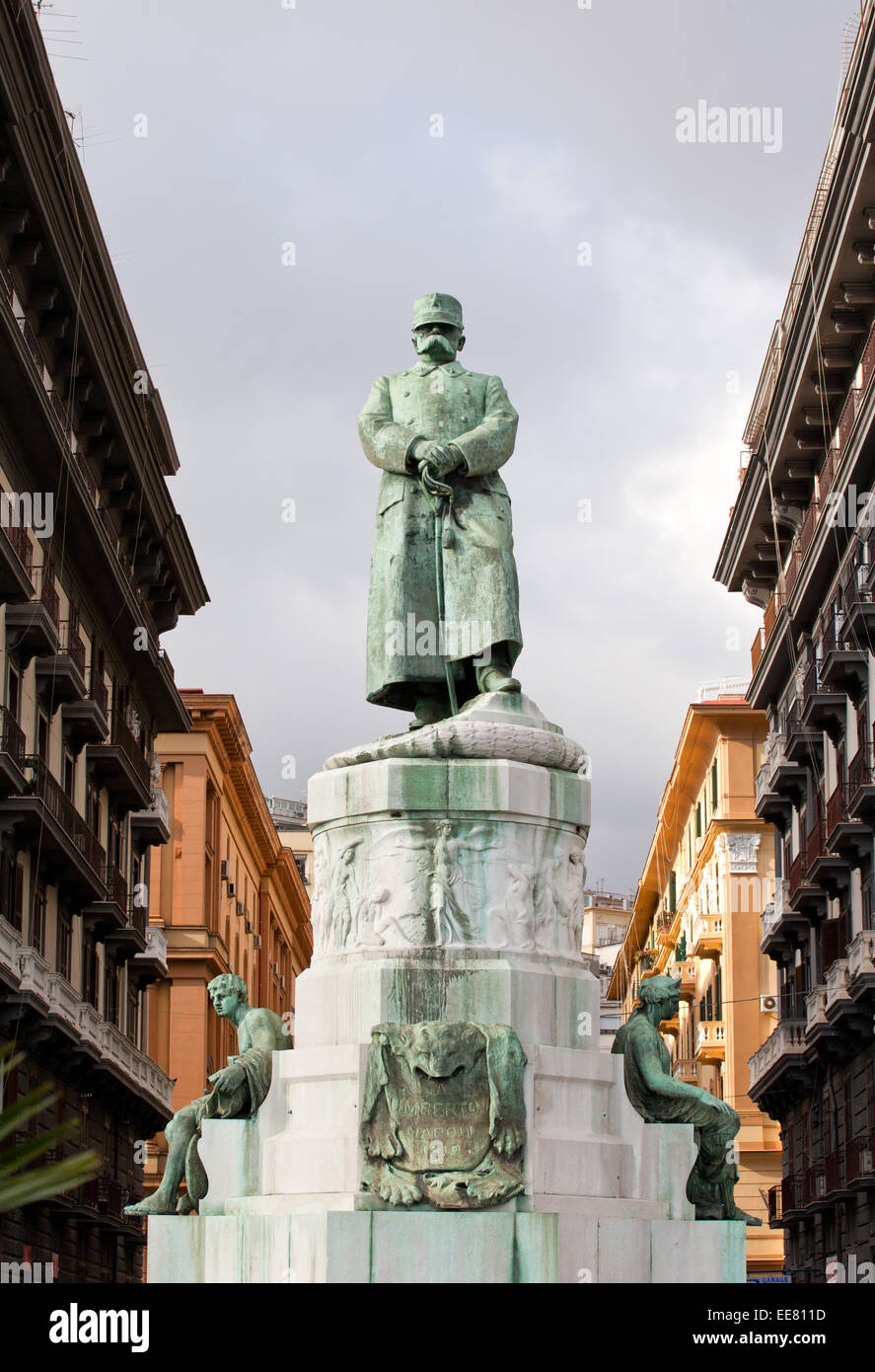 Winkel Anzeigen einer Statue, Statua di Umberto I, Via Nazario Sauro, Neapel. Stockfoto