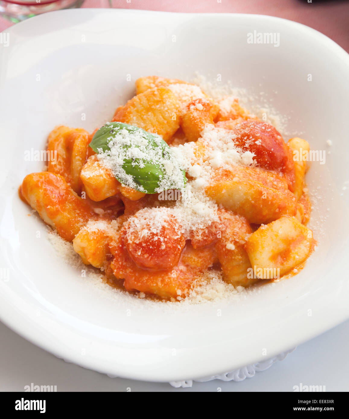 Hausgemachte Gnocchi, italienische Kartoffel-Pasta, Sorrentina Rezept. Stockfoto