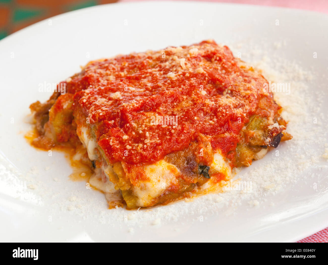 Originalrezept von Parmigiana. Italienischen Speisen mit Auberginen, Tomaten und Käse. Stockfoto