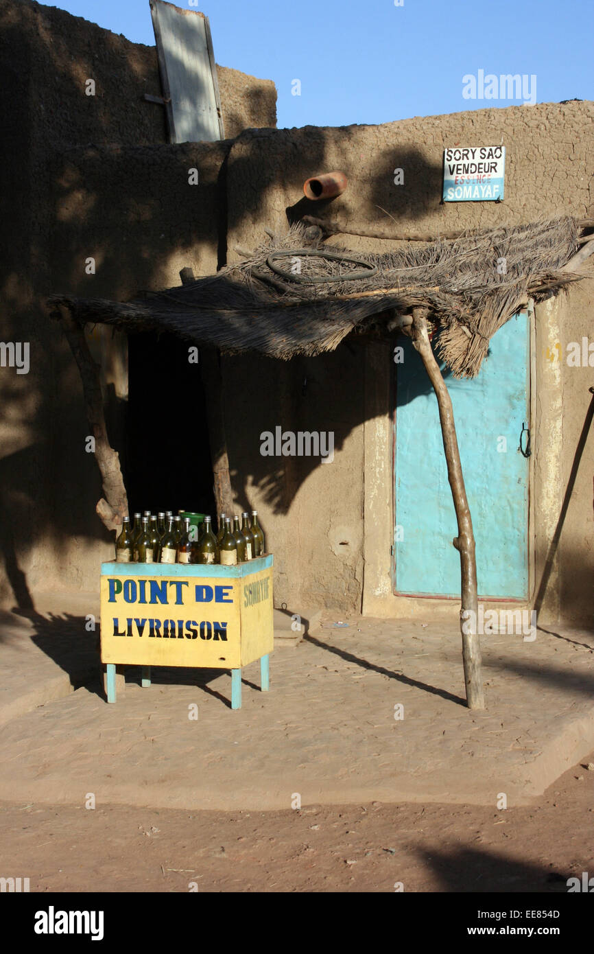 Benzin-Anbieter in Djenne, Mali Stockfoto