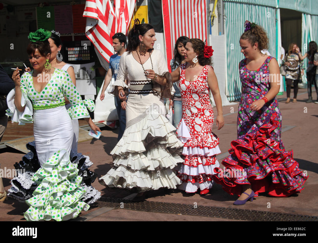 Frauen in der traditionellen spanischen Flamenco Kleid an der Feria de Abril de Katalonien (April Fair von Katalonien) in Barcelona. Stockfoto