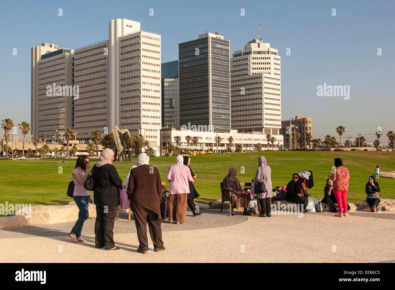 Israelisch-arabischen Frauen in einem Familientag sitzen entlang der Promenade in Tel Aviv, Israel Stockfoto