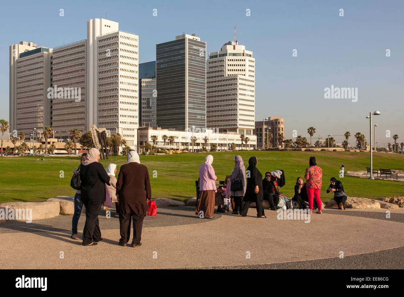 Israelisch-arabischen Frauen in einem Familientag sitzen entlang der Promenade in Tel Aviv, Israel Stockfoto