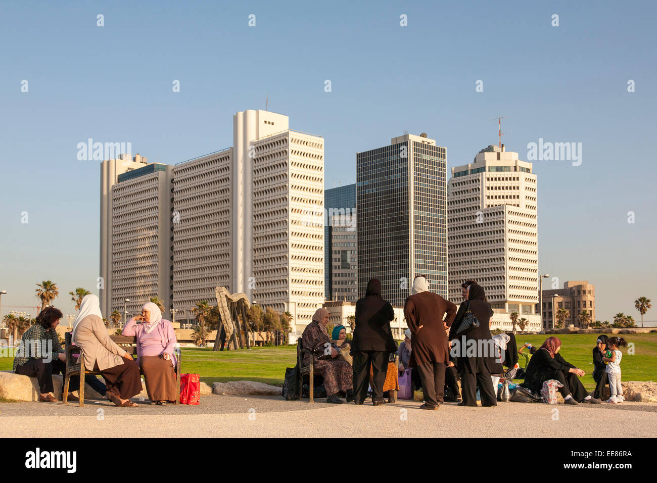 Israelisch-arabischen Frauen in einem Familientag sitzen entlang der Promenade in Tel Aviv, Israel Stockfoto