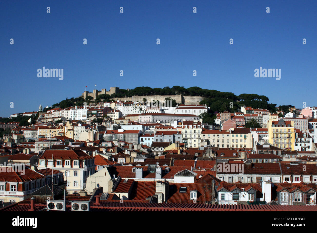 Blick über die Dächer von Lissabon auf die Burg São Jorge, Portugal Stockfoto
