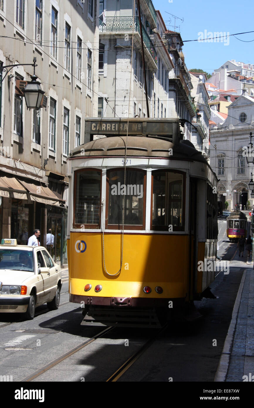Einen klassischen gelben Straßenbahn auf den Straßen von Lissabon, Portugal Stockfoto