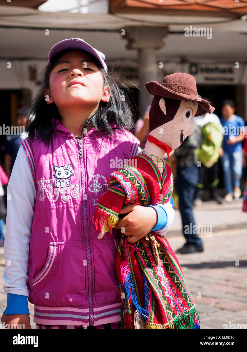 Mädchen mit einer Puppe in der Woche Cusco Sterzinger findet jedes Jahr im Juni im Vorfeld des Inti Raymi Fest - Cusco, Peru Stockfoto