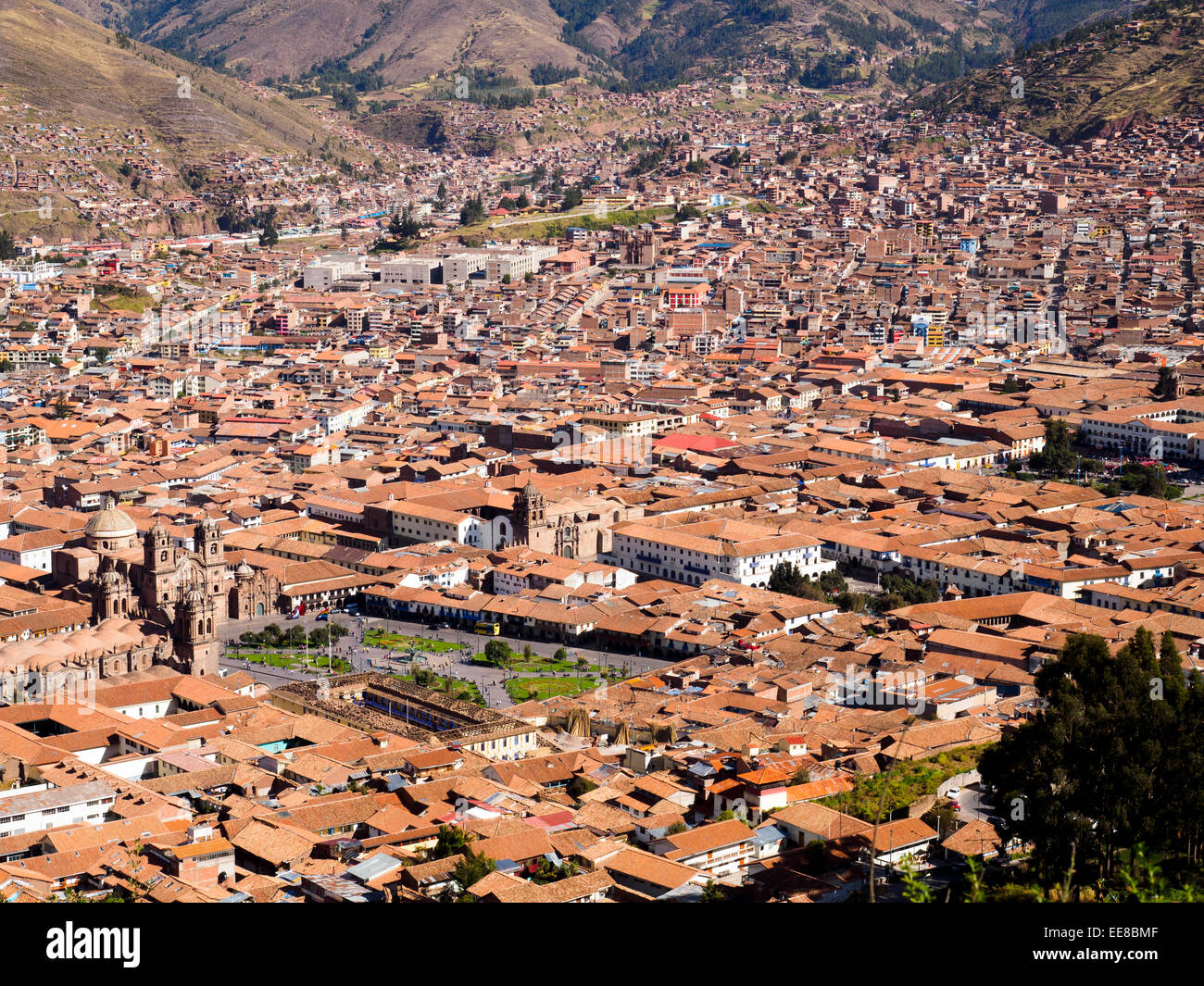 Blick auf Cusco und Plaza de Armas von den Hügeln in der Nähe - Peru Stockfoto