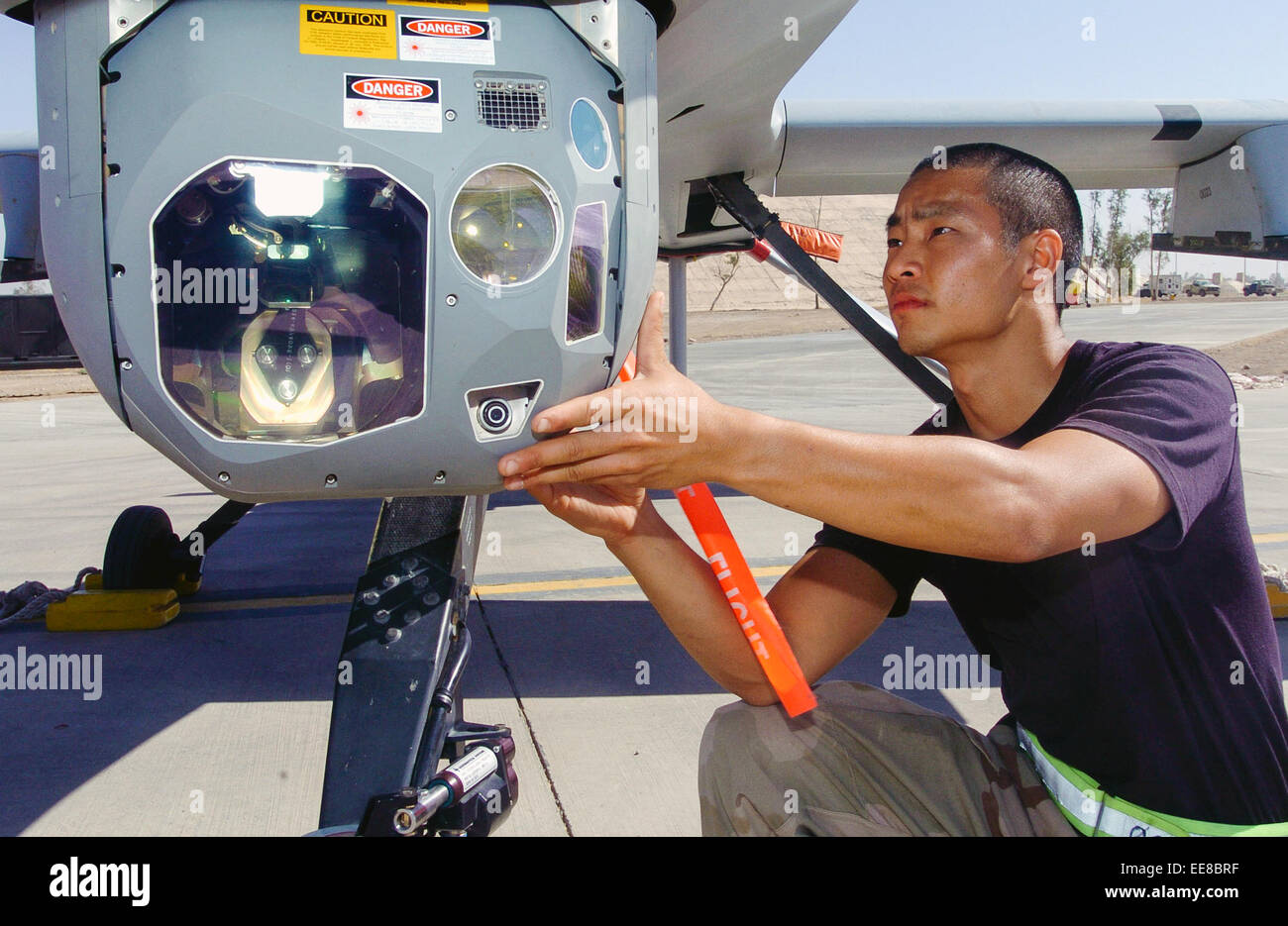 Flieger 1. Klasse Chris Korenaga prüft das Kamerasystem von einem unbemannten RQ-1 Predator in Balad Air Base, Irak. Die Räuber wird zur Luftaufklärung und Patrouillen um die Basis Umfang durchzuführen. Siehe Beschreibung für mehr Informationen. Stockfoto