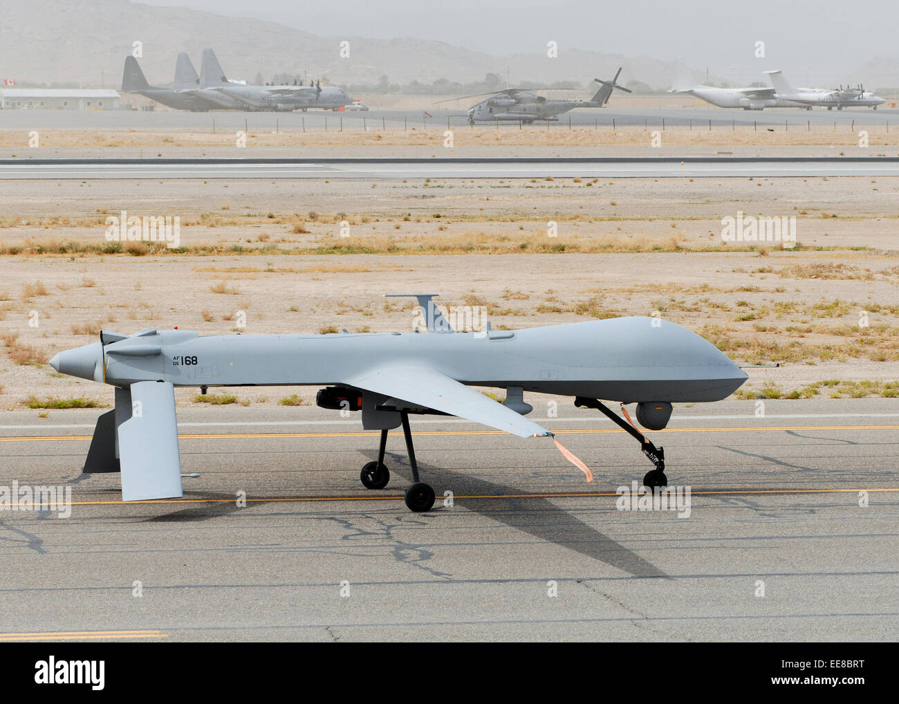 MQ-1 Predator unmanned aerial vehicles (UAV) auf der Landebahn auf dem Luftwaffenstützpunkt Bagram in Afghanistan, Teil der Operation Enduring Freedom. Siehe Beschreibung für mehr Informationen. Stockfoto