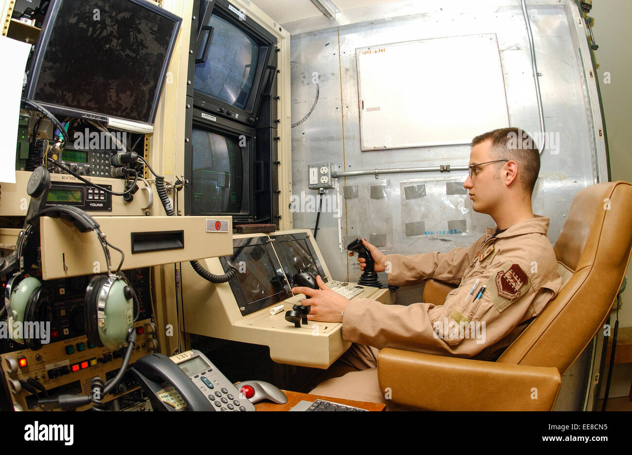 Flieger, die 1. Klasse Kyle Bridges führen eine Überwachung oder Aufklärungsmissionen Remote Betrieb eine RQ-1 Predator aus der Operatorkonsole auf Unmanned Aerial Vehicle Boden Steuern Station auf Balad Air Base, Irak. Siehe Beschreibung für mehr Informationen. Stockfoto