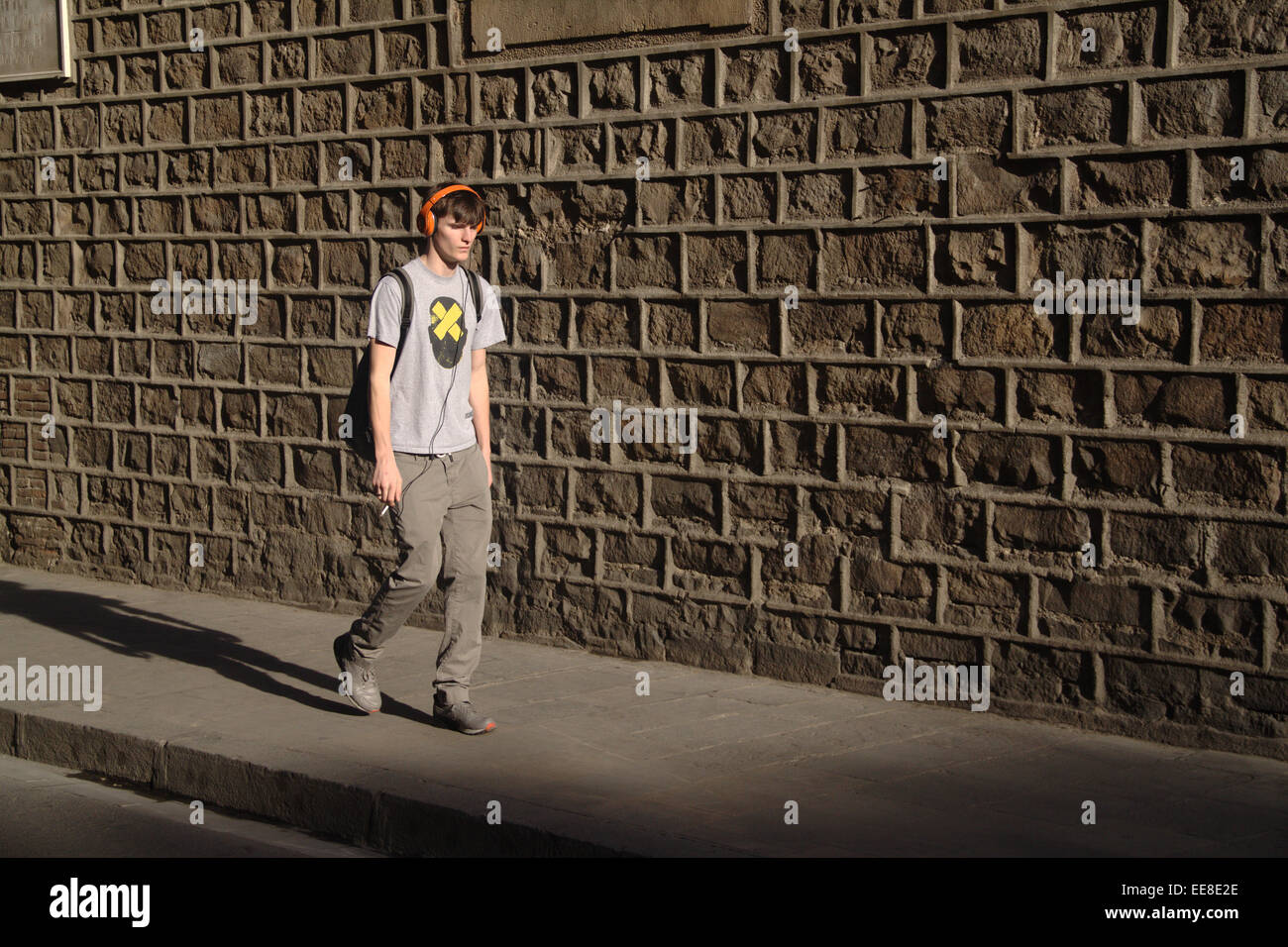 Junge auf der Straße, tragen von Kopfhörern und halten der Zigarette, in Barcelona, Carrer del Carme, El Raval. Stockfoto