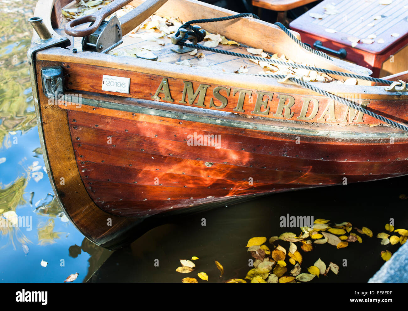 Holzboot mit Amsterdam geschrieben am Bug Stockfoto