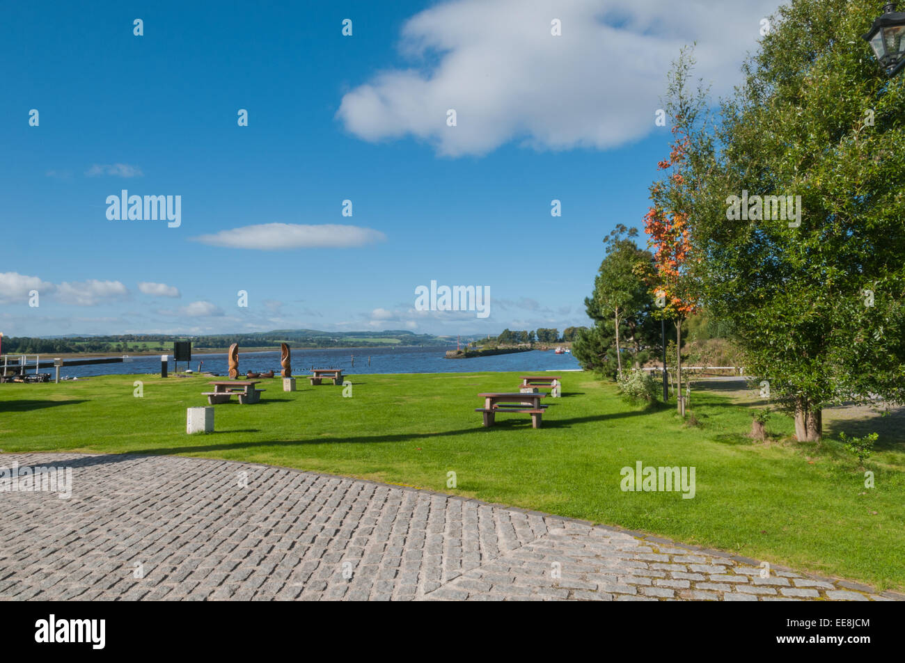 Picknick-Bereich mit Holzschnitzereien neben Forth & Clyde Kanal Bowling West Dunbartonshire Schottland Stockfoto