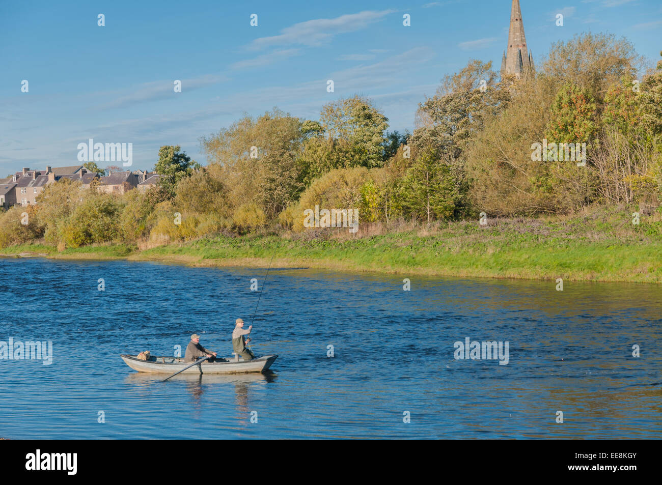 Lachs Angeln vom Boot Fluss Tweed Kelso Scottish Grenzen Schottland Stockfoto