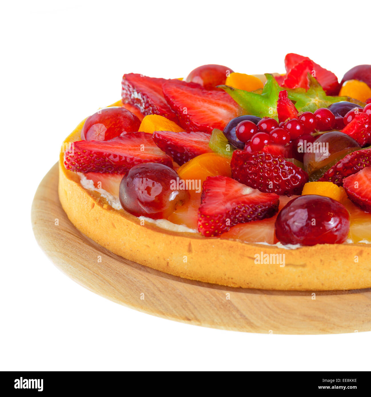 Kuchen mit Obst und Beeren, die isoliert auf weißem Hintergrund Stockfoto