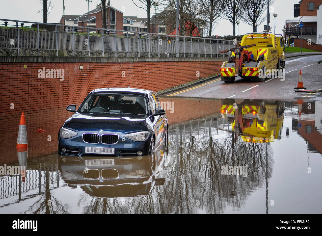 Ein Marsch kommt um zu einem gestrandeten BMW von Hochwasser zu retten. Stockfoto