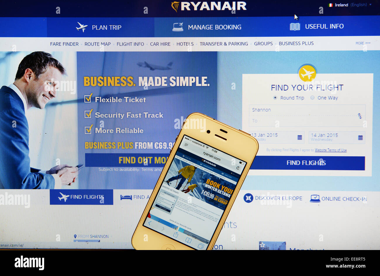 Ryanair-Website mit dem IPhone Stockfoto