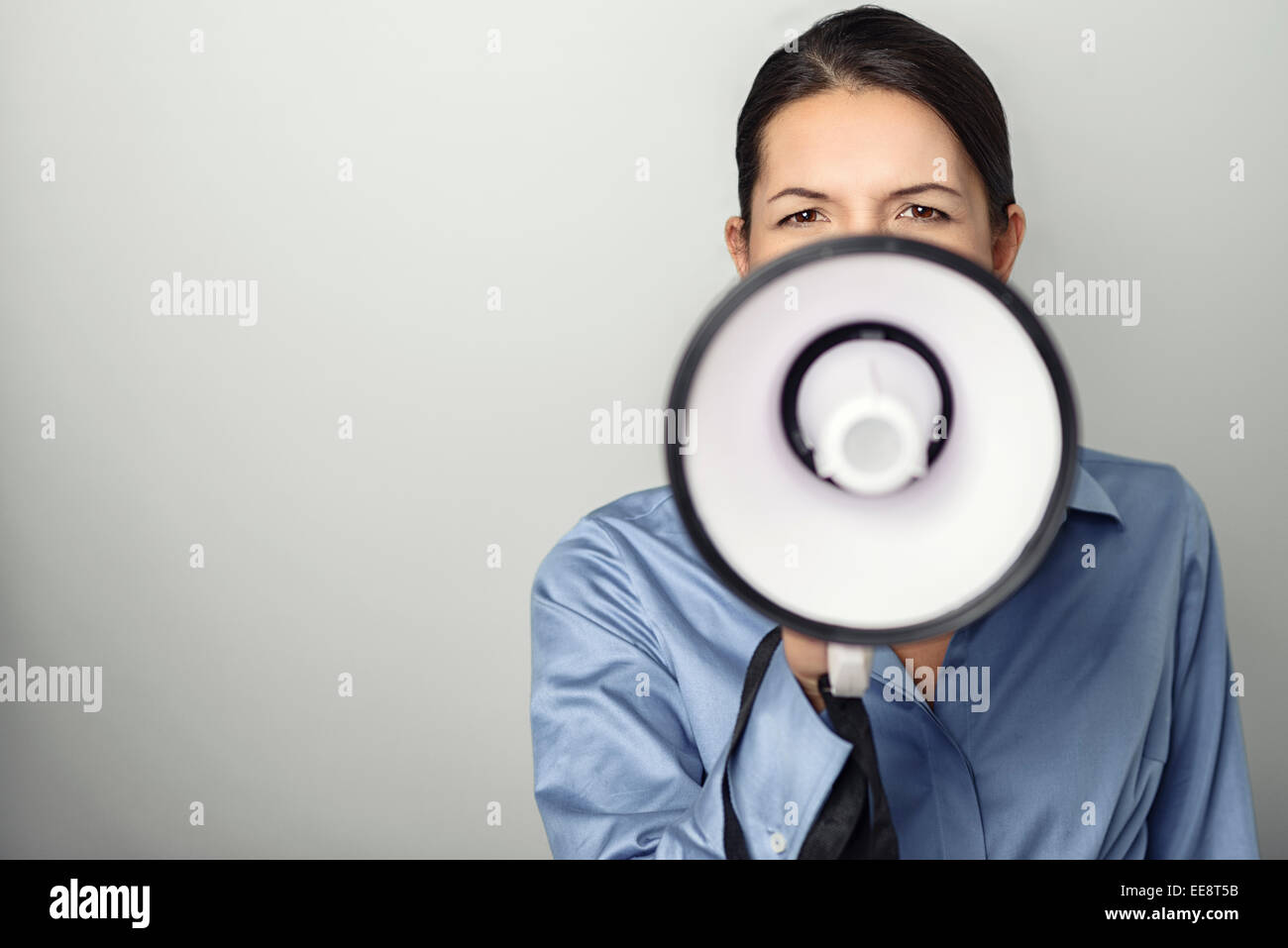 Frau spricht über ein Megaphon, da sie eine öffentliche Adresse macht beteiligt sich an einem Protest oder organisiert eine Rallye oder promotion Stockfoto