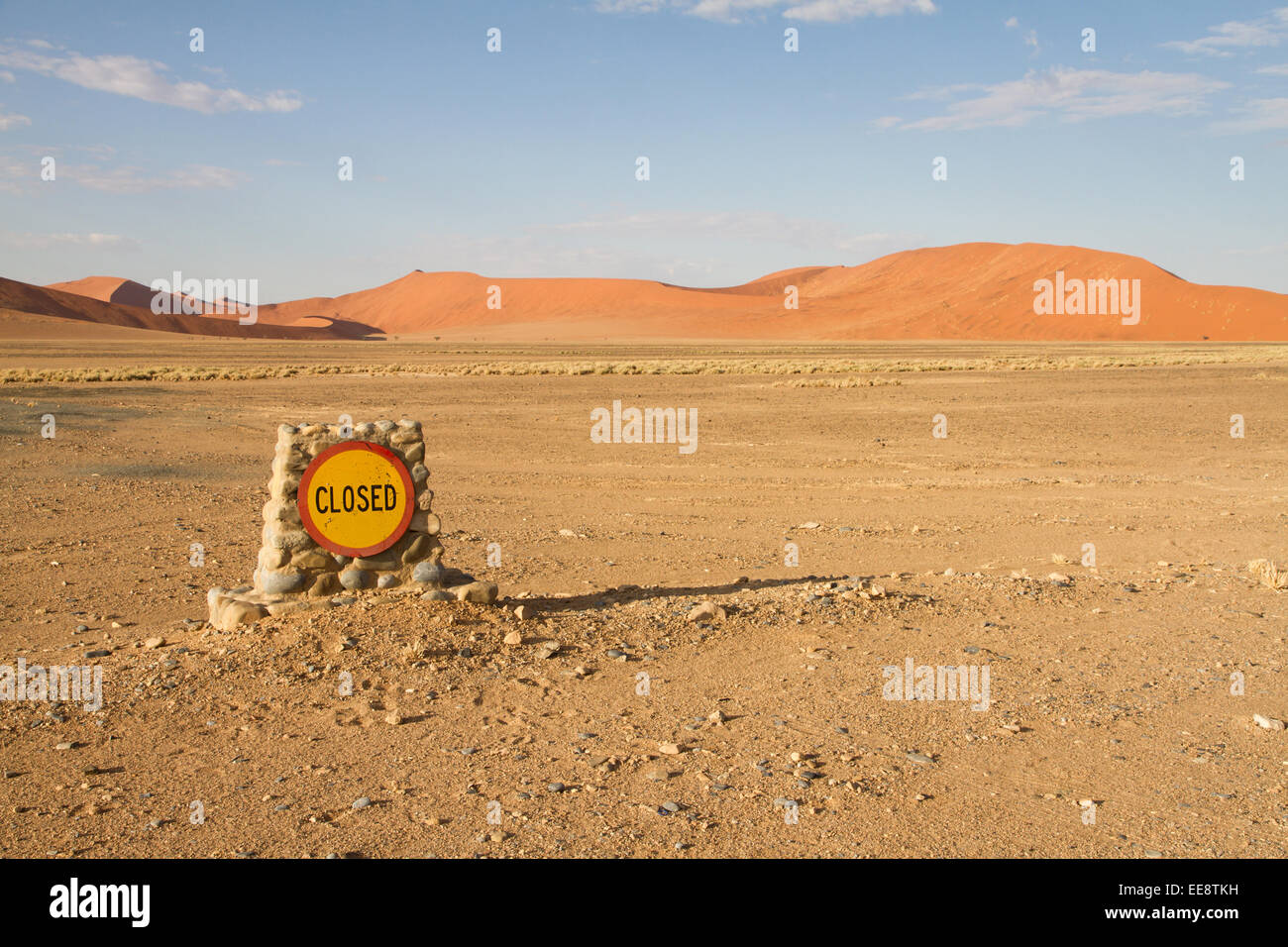 Geschlossene Feldweg in der Sossusvlei-Wüste, Namibia Stockfoto