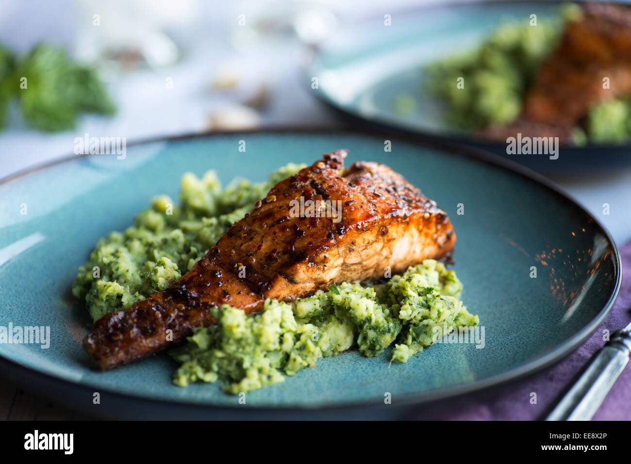 Glasierte Lachs über süße Kartoffel Nudeln Stockfoto