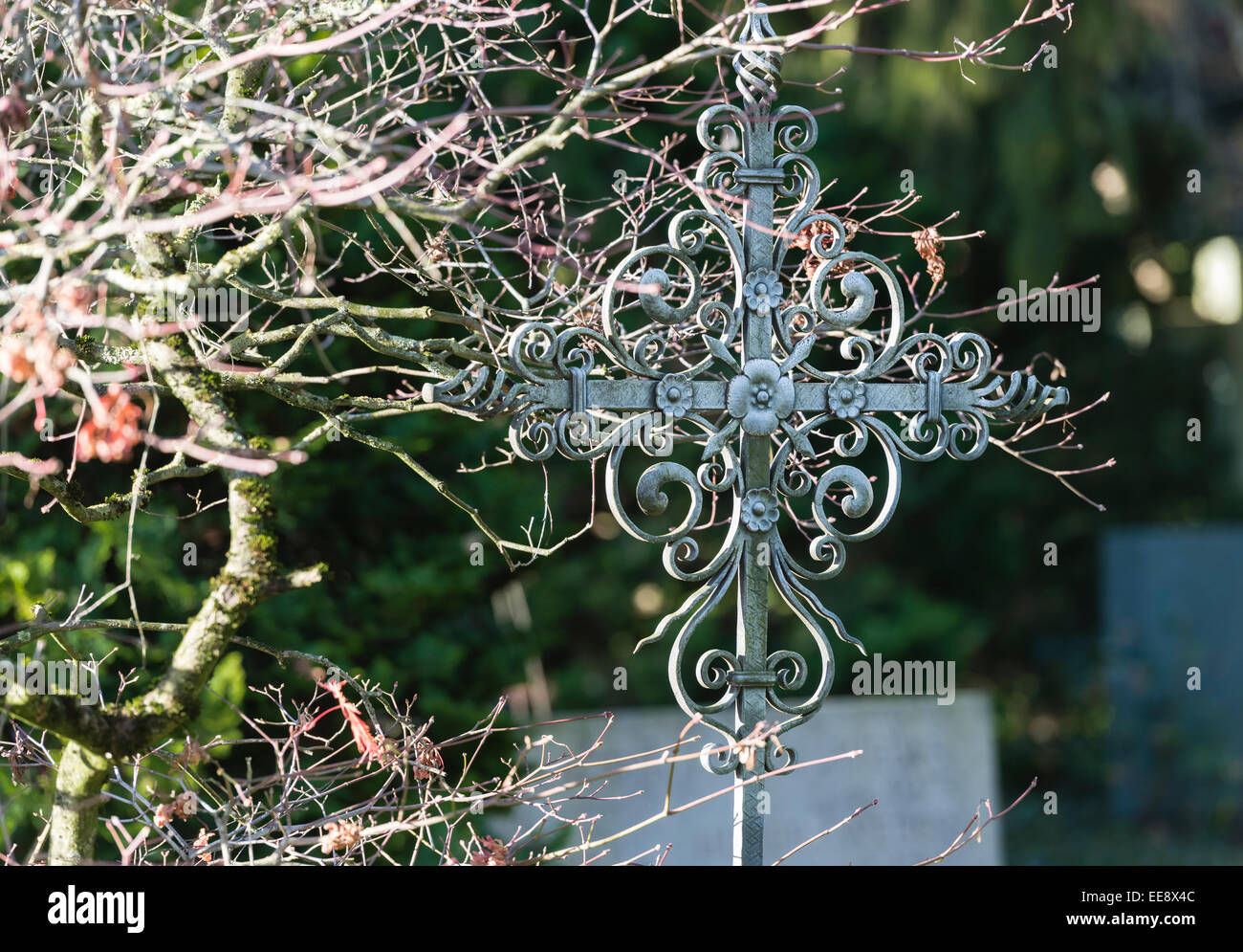 Schmiede-Eisernen Kreuz / Kruzifix auf dem Friedhof Stockfoto