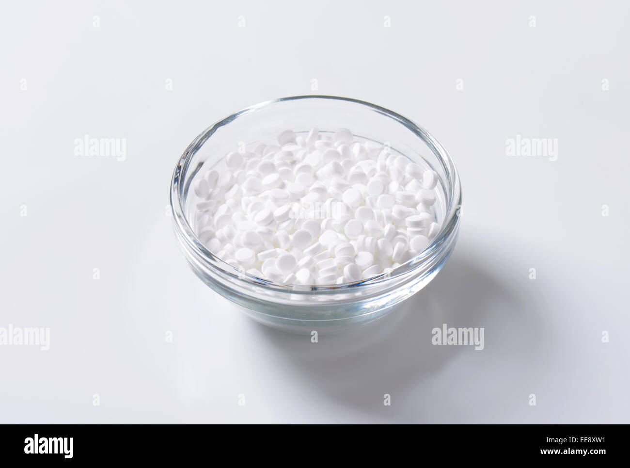 Süßstoff Tabletten in Glasschale Stockfoto