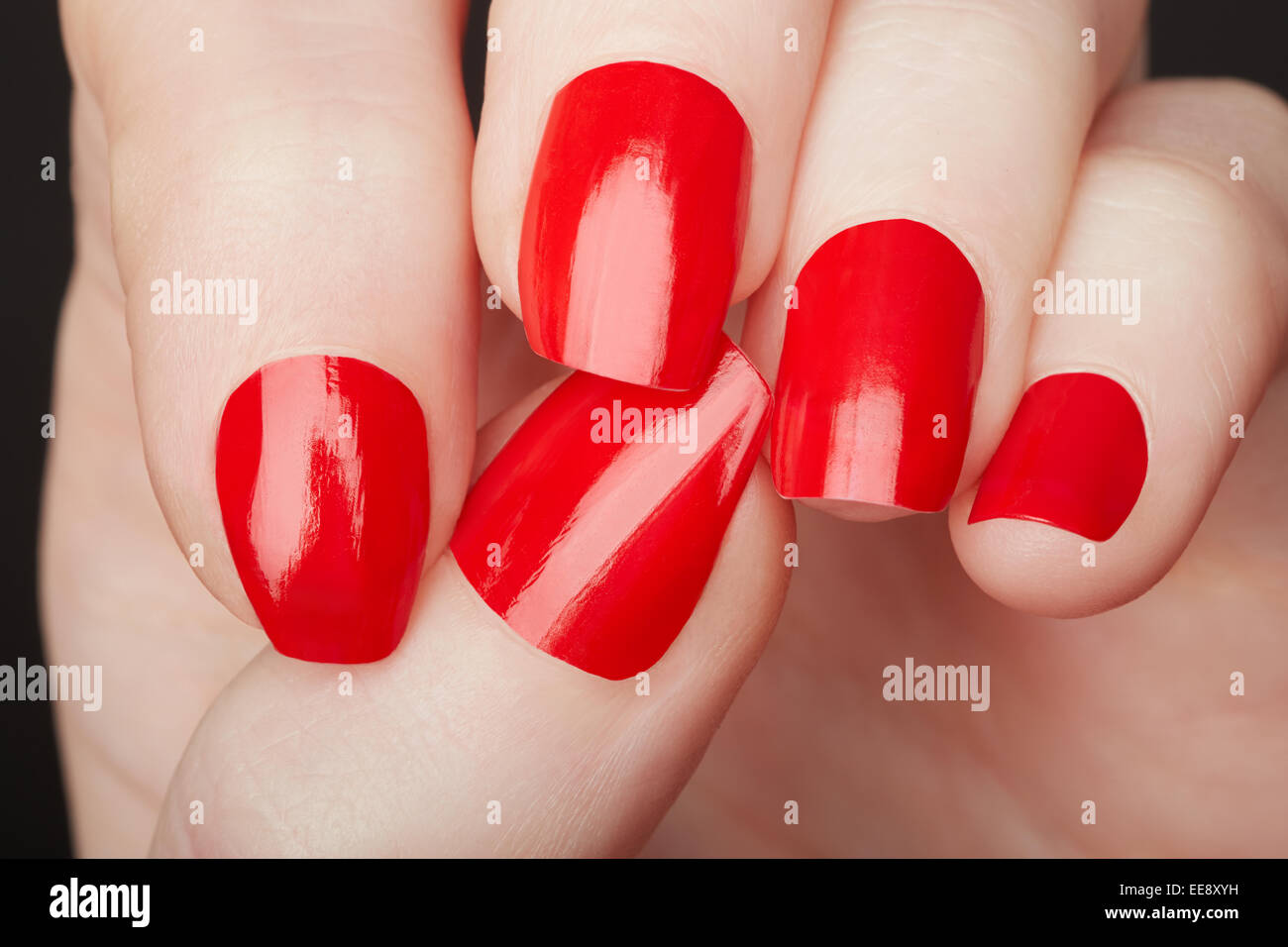 Weibliche Hände mit rotem Nagellack hautnah Stockfoto
