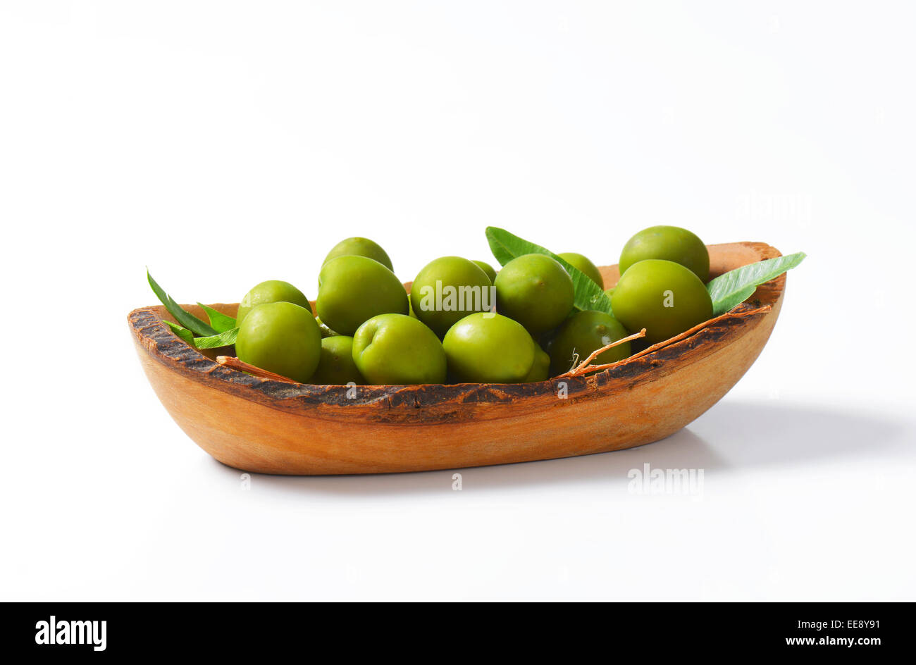 Frische grüne Oliven in natürlichen Holz Schüssel Stockfoto