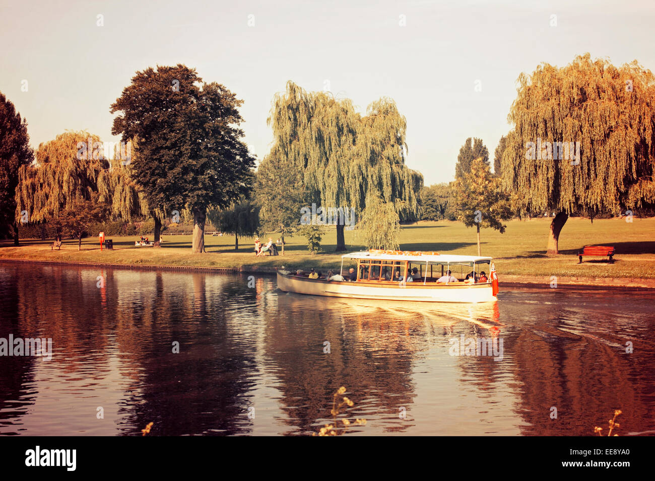 Promenadenfahrt mit Touristen auf dem Fluß Avon in Stratford-upon-Avon England mit Instagram-Stil-Effekt Stockfoto Promenadenfahrt mit Touristen auf dem Fluß Avon in Stratford-upon-Avon England mit Instagram-Stil-Effekt Stockfoto