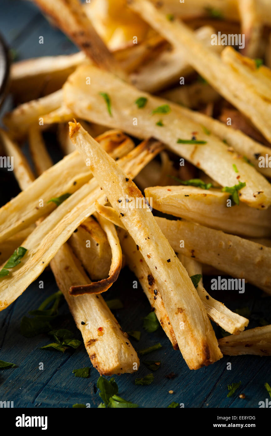 Hausgemachte Petersilie Wurzel Pommes Frites mit Ketchup Stockfoto