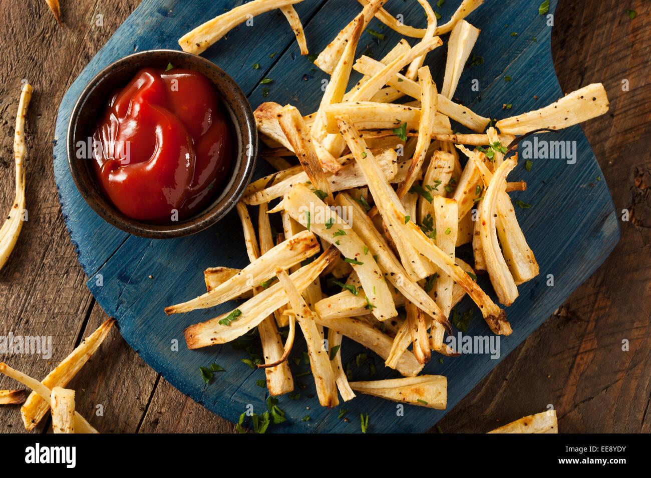 Hausgemachte Petersilie Wurzel Pommes Frites mit Ketchup Stockfoto