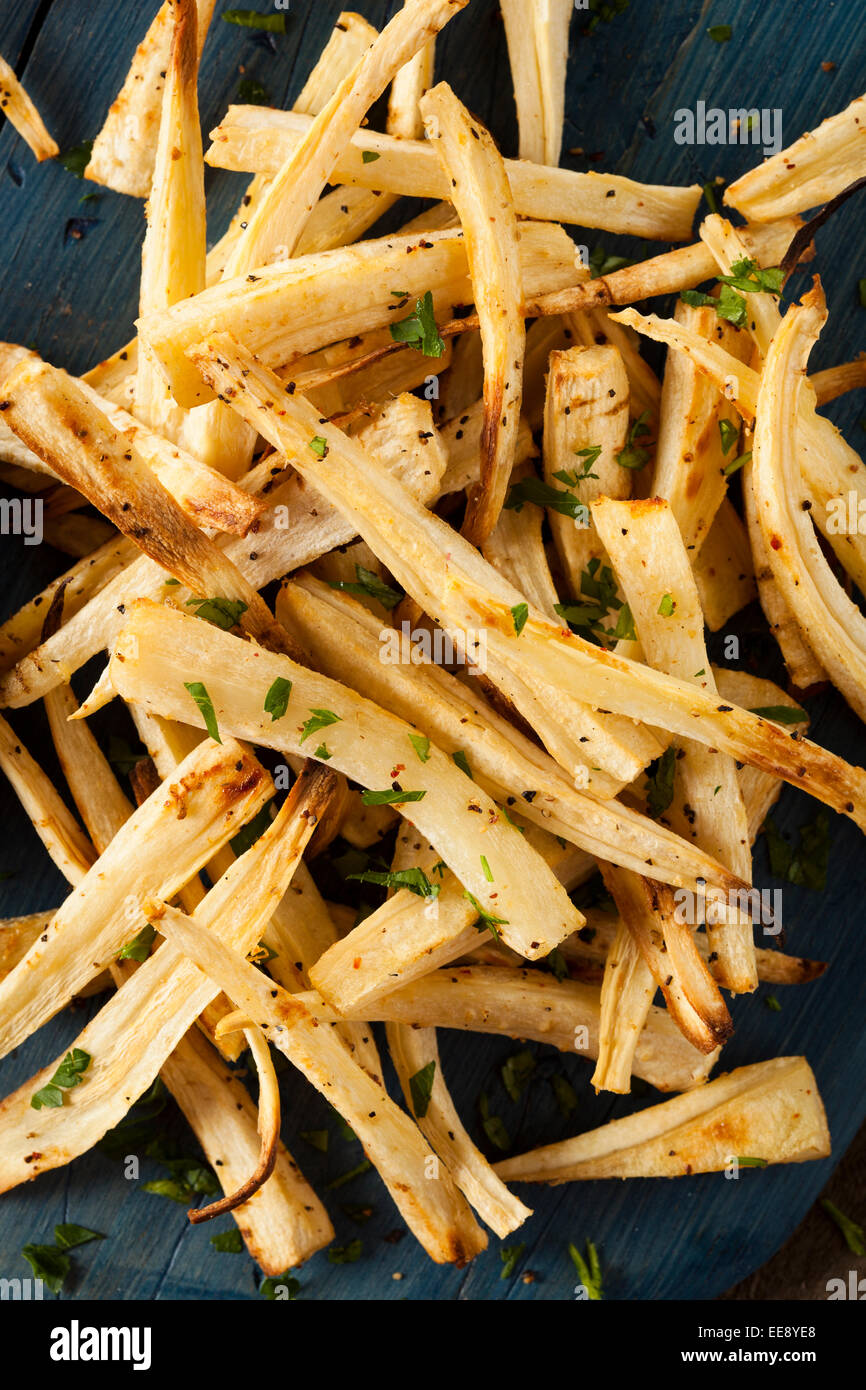 Hausgemachte Petersilie Wurzel Pommes Frites mit Ketchup Stockfoto