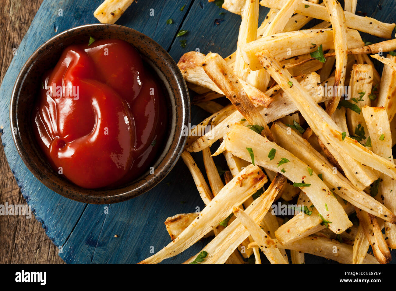 Hausgemachte Petersilie Wurzel Pommes Frites mit Ketchup Stockfoto