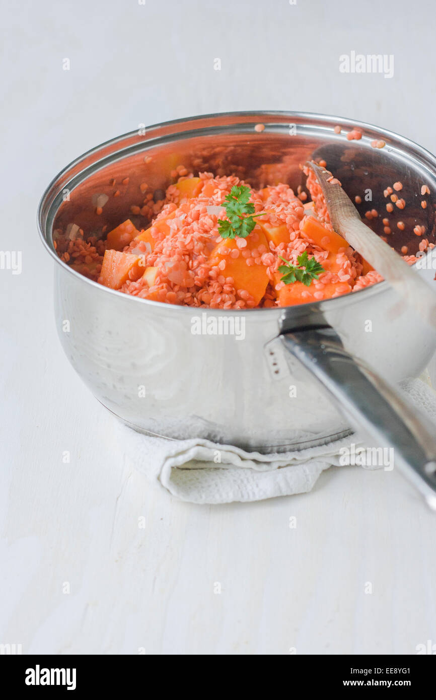 Kochen gesunde Curry Linsen und Kürbis Stockfoto