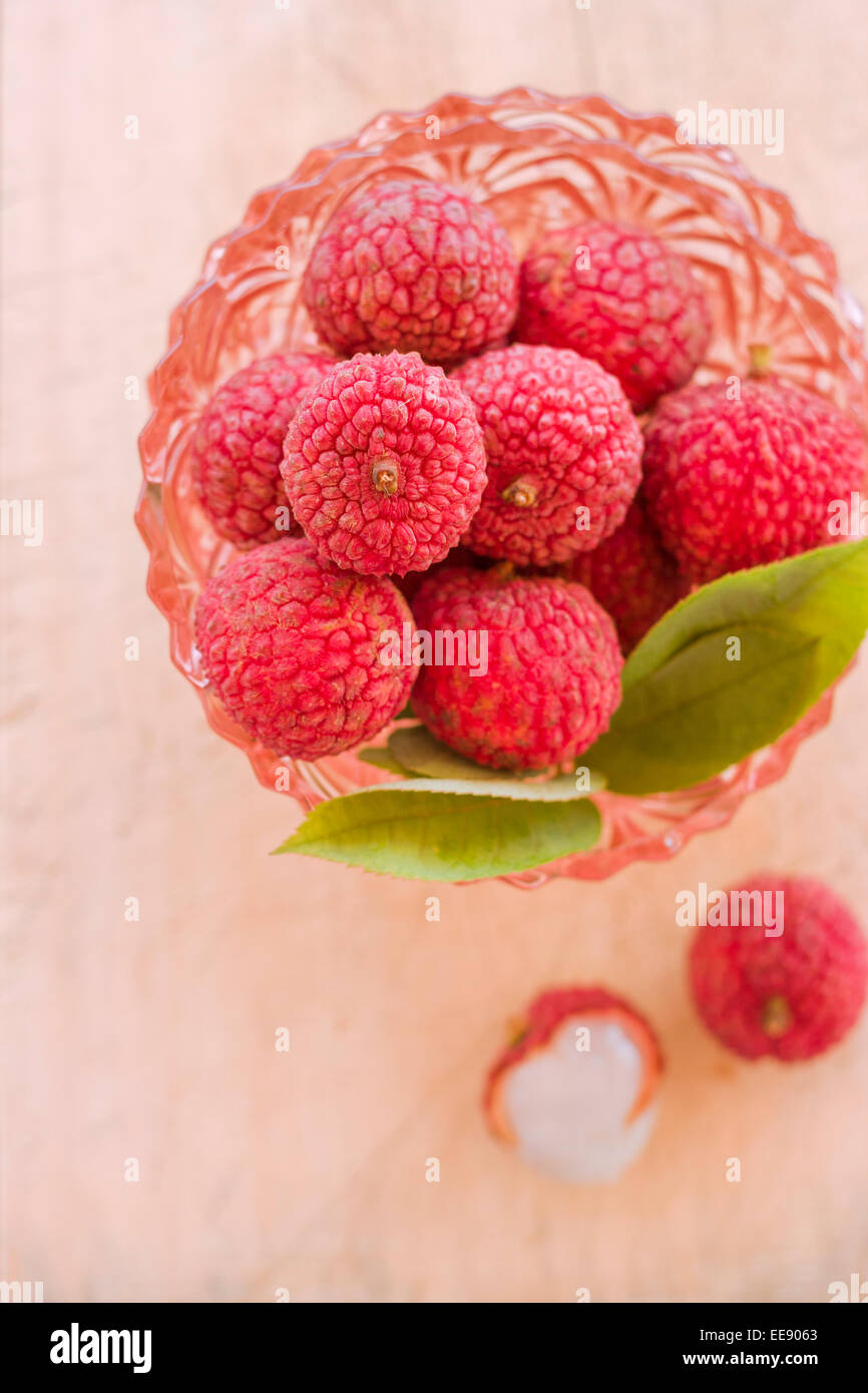 Nahaufnahme des hübschen Lychee Früchte in rosa Glasschüssel. Ansicht von oben. Stockfoto